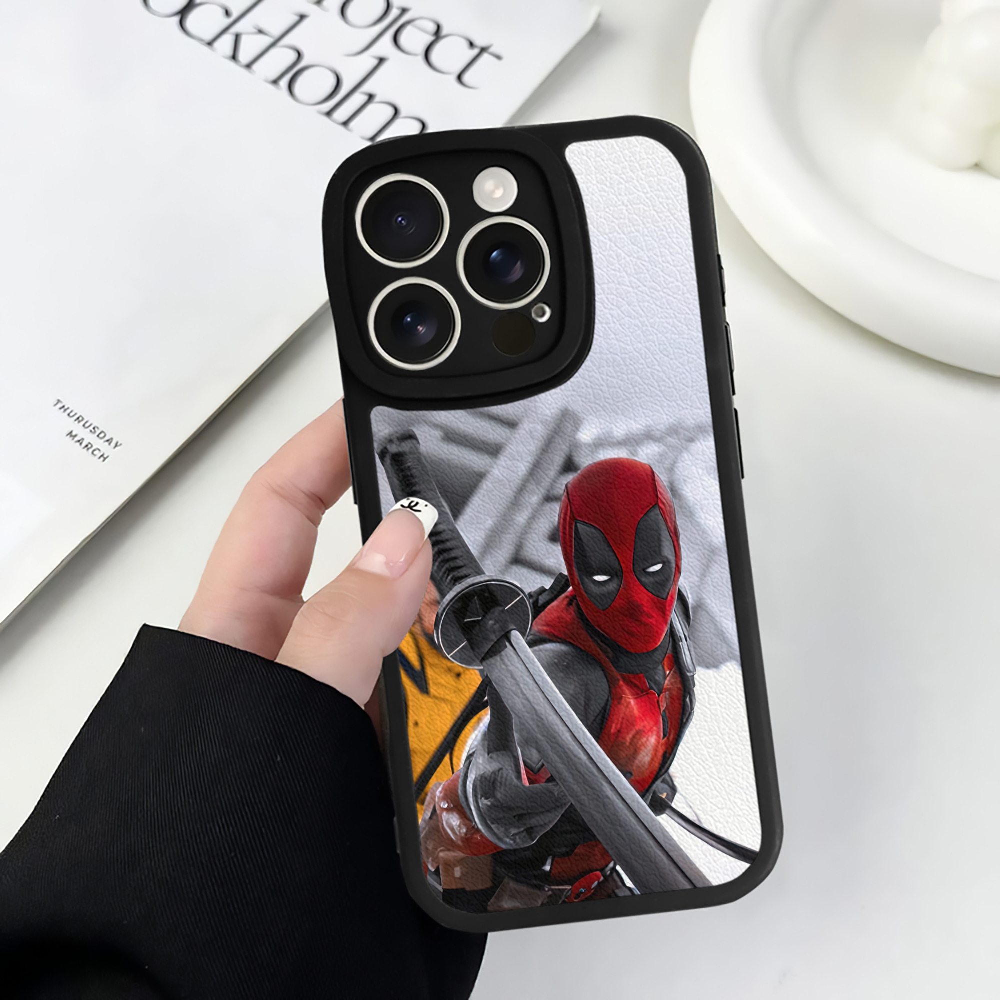 （画像用） Deadpool デッドプール 【iPhone 16シリーズ対応】シリコンスマホケース（レザー調） 材質：シリコン
